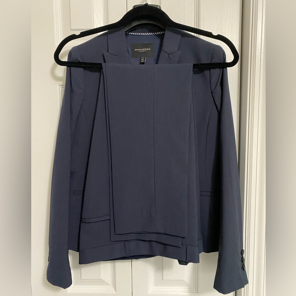 Women’s navy washable wool pantsuit. Size 6P.